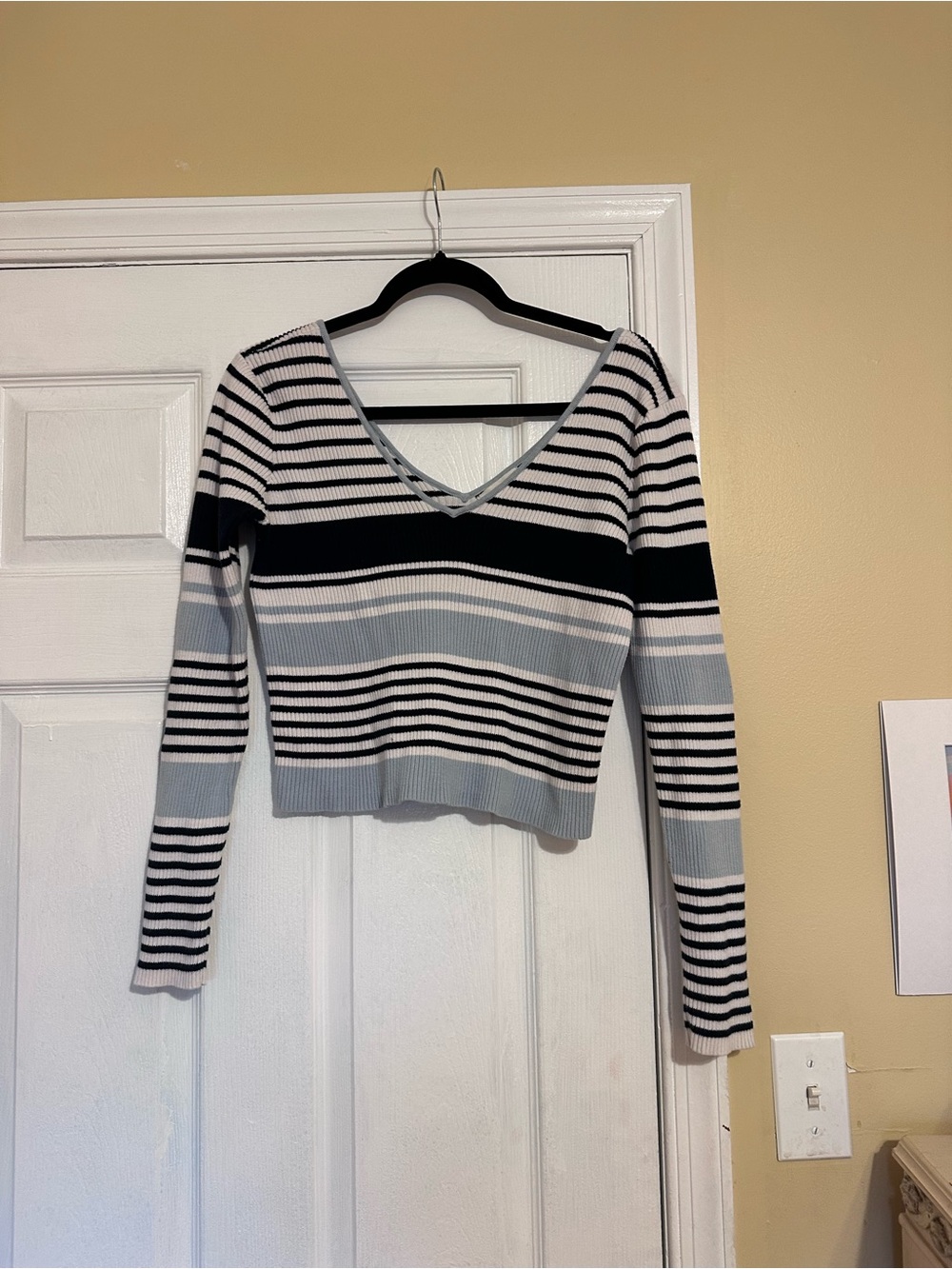 LA Hearts V-Neck Ribbed Knit Top in Black, White & Light Blue